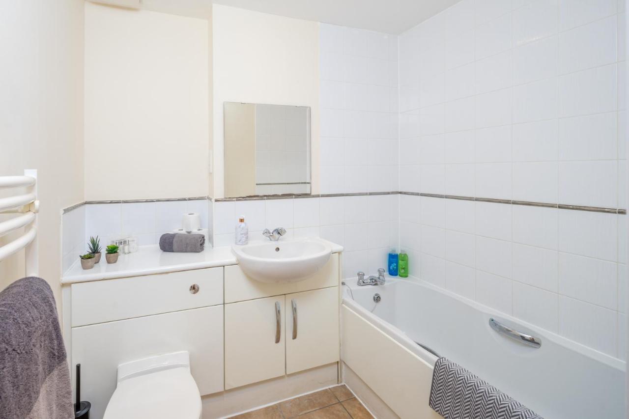 Central Watford Stylish 2 Bedroom Serviced Apartment With Free Parking Exterior foto